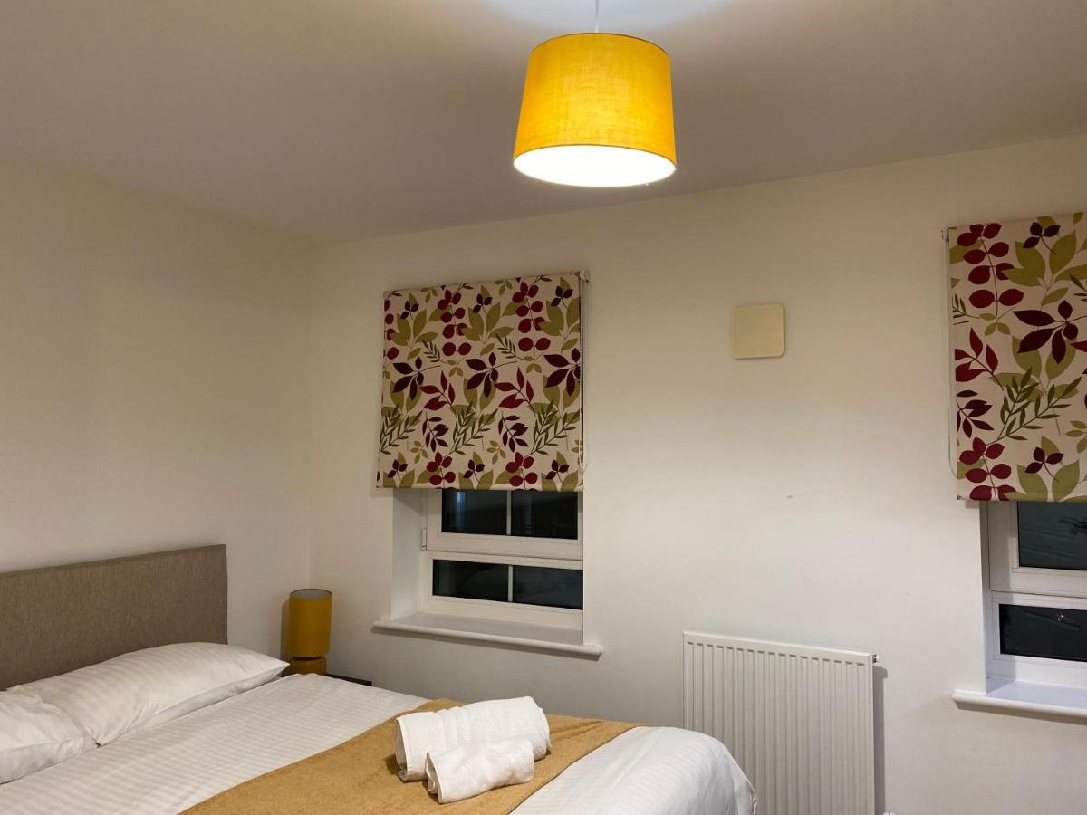 Spacious 2 Bed House For Corporate And Family Stays Basingstoke Buitenkant foto