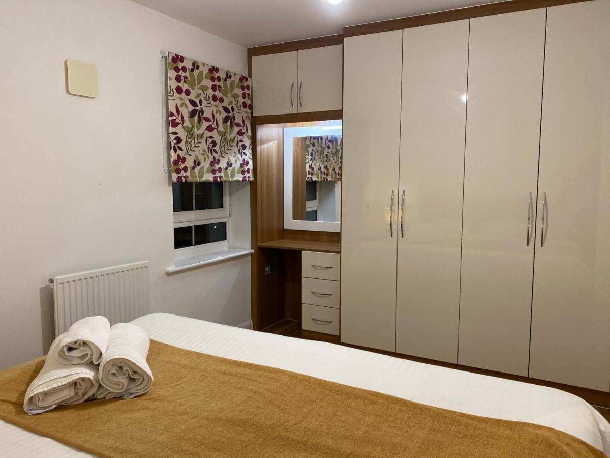 Spacious 2 Bed House For Corporate And Family Stays Basingstoke Buitenkant foto